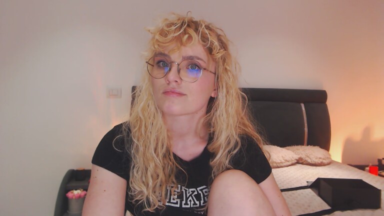 EVYE's Streamate show and profile