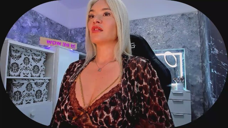 BE_WOW's Streamate show and profile